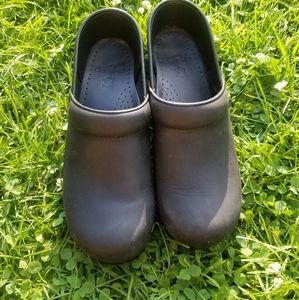 Dansko clogs like new black